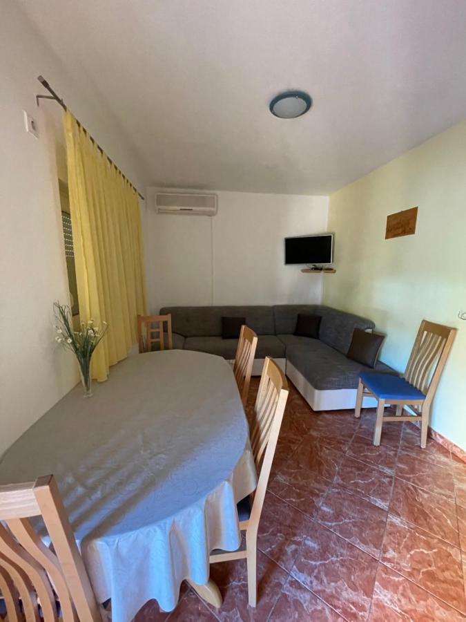 Apartman Jukic Hotel Marina Exterior foto