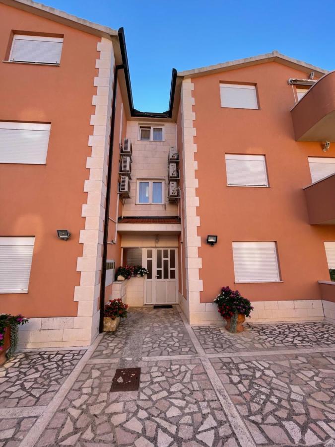 Apartman Jukic Hotel Marina Exterior foto